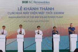 Phó thủ tướng Vũ Đức Đam (giữa), Chủ tịch HĐQT BIM Group (thứ hai từ phải sang) và Tổng giám đốc Tập đoàn Ayala Fernando Zobel de Ayala (bìa phải) thực hiện nghi thức đóng cầu dao, hoà lưới điện quốc gia. (Nguồn: Vietnam+)