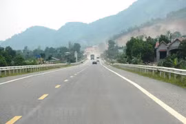 Phương tiện lưu thông trên tuyến đường Hòa Lạc-Hòa Bình. (Ảnh: Việt Hùng/Vietnam+)