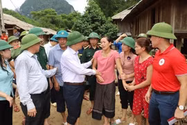 Đoàn công tác chia sẻ mất mát, đau thương với các gia đình có người bị chết, bị lũ cuốn trôi trong cơn bão số 3. (Ảnh: Khiếu Tư/TTXVN)