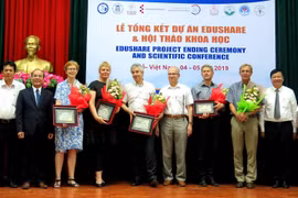 Lãnh đạo Đại học Y Dược Huế trao quà lưu niệm cho các giáo sư đến từ các trường đại học, viện nghiên cứu Châu Âu. (Ảnh: Tường Vi/TTXVN)