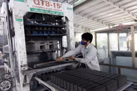 Một dây chuyền sản xuất gạch không nung. (Nguồn: TTXVN)