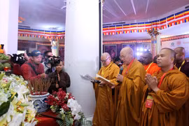 Đoàn đại biểu làm lễ cầu siêu bên trong lòng Đại tượng Phật A Di Đà cao nhất Việt Nam ở độ cao gần 3.000m thuộc quần thể du lịch Sun World Fansipan Legend. (Ảnh: Quốc Khánh/TTXVN) 