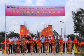 Lễ khánh thành và bàn giao 10 công trình cầu trên địa bàn huyện biên giới Tân Hồng, Đồng Tháp. (Ảnh: Chương Đài/TTXVN)