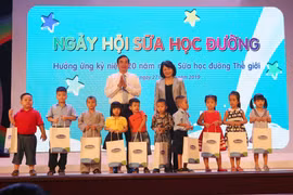 Phó Chủ tịch nước Đặng Thị Ngọc Thịnh trao quà cho các em thiếu nhi có hoàn cảnh đặc biệt khó khăn tại Ngày hội. (Ảnh: Trần Lê Lâm/TTXVN)