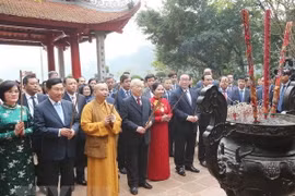 Tổng Bí thư, Chủ tịch nước Nguyễn Phú Trọng, Phu nhân và các đại biểu kiều bào dâng hương tại đền Ngọc Sơn, Hà Nội trong chương trình Xuân Quê hương năm 2019. (Ảnh: Lâm Khánh/TTXVN)