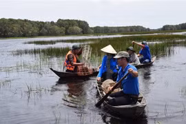 Trải nghiệm "một ngày làm ngư dân" tại vườn quốc gia Tràm Chim ở huyện Tam Nông, tỉnh Đồng Tháp. (Ảnh: Chương Đài/TTXVN)