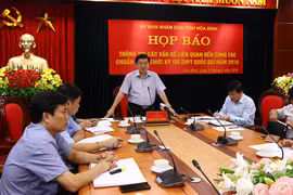 Trưởng ban chỉ đạo kỳ thi THPT Quốc gia tỉnh Hòa Bình, Phó Chủ tịch Ủy ban Nhân dân tỉnh Nguyễn Văn Chương chủ trì buổi họp báo. (Ảnh: Nhan Sinh/TTXVN)
