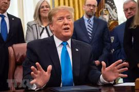 Tổng thống Mỹ Donald Trump (giữa) phát biểu tại Nhà Trắng ở Washington, DC. (Ảnh: AFP/TTXVN)