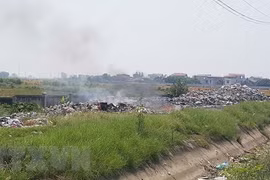 Các loại chất thải, phế liệu ở xã Tề Lỗ không bán được bị người dân đốt hủy gần khu dân cư gây ô nhiễm môi trường. (Ảnh: Nguyễn Trọng Lịch/TTXVN) 