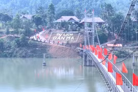Bản Mạ (thôn Thanh Xuân, xã Xuân Cẩm) nằm bên dòng sông Chu hiền hòa, cảnh quan thiên nhiên xanh mát quanh năm là một trong 2 địa điểm được huyện Thường Xuân chọn làm điểm xây dựng du lịch cộng đồng. (Ảnh: Khiếu Tư/TTXVN)