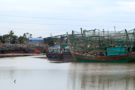 Tàu, thuyền neo đậu tránh trú bão. (Ảnh: An Đăng/TTXVN)