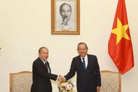 Phó Thủ tướng Thường trực Chính phủ Trương Hòa Bình tiếp ông Him Chhem, Bộ trưởng cao cấp kiêm Bộ trưởng Bộ Lễ nghi và Tôn giáo Campuchia. (Ảnh: Doãn Tấn/TTXVN)