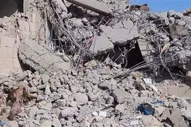 Cảnh đổ nát sau cuộc không kích do liên quân do Saudi Arabia đứng đầu tiến hành tại Dhamar, phía nam Sanaa, Yemen ngày 1/9/2019. (Ảnh: AFP/TTXVN)