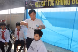 Tiệm cắt tóc không đồng của các thầy giáo trường THCS Thụ Hậu (huyện Lộc Hà, Hà Tĩnh). (Ảnh: Hoàng Ngà/TTXVN)
