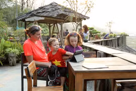 Loại hình du lịch cộng đồng sinh thái homestay ở xã Tả Van hấp dẫn du khách quốc tế. (Ảnh: Quốc Khánh/TTXVN)