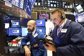 Các giao dịch viên tại sàn giao dịch chứng khoán New York, Mỹ. (Ảnh: THX/TTXVN)