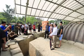 Du khách tham quan, chụp ảnh tại Di tích Hầm Đờ Cát. (Ảnh: Xuân Tư/TTXVN) 