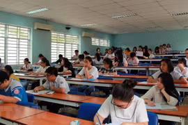 Thí sinh chuẩn bị thi đánh giá năng lực tại điểm thi Đại học Bách khoa, Đại học học Quốc gia Thành phố Hồ Chí Minh (Quận 10). (Ảnh: Thu Hoài/TTXVN)