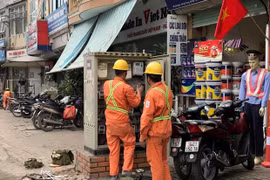 Nhân viên EVN Hà Nội ứng trực để giải quyết các sự cố về điện. (Ảnh: Đức Duy/Vietnam+)