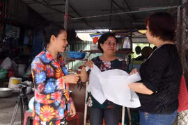 Mặc dù giá thành túi nilon tự hủy cao hơn túi nilon thông thường nhưng vì môi trường nhiều tiểu thương ở Bến Tre vẫn sử dụng. (Ảnh: Trần Thị Thu Hiền/TTXVN)
