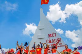 Du khách tại cột mốc Mũi Cà Mau. (Nguồn: Báo ảnh Việt Nam)