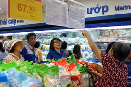 Người tiêu dùng mua sắm tại hệ thống siêu thị Saigon Co.op Thành phố Hồ Chí Minh. (Ảnh: Thanh Vũ/TTXVN)
