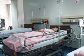Em Trần Trọng N. hiện đang nằm điều trị tại Khoa Phẫu thuật gây mê hồi sức của bệnh viện Đa khoa tỉnh Quảng Trị. (Ảnh: Thanh Thủy/TTXVN)