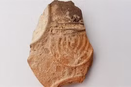 Đèn dầu cổ được khai quật ở làng cổ Do Thái. (Nguồn: israelnationalnews)