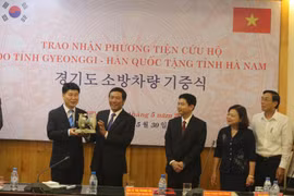 Ông Kim Won Ki, Phó Chủ tịch Hội đồng nhân dân tỉnh Gyeonggi, tặng quà lưu niệm cho Hội đồng nhân dân tỉnh Hà Nam. (Ảnh: Nguyễn Chinh/TTXVN)