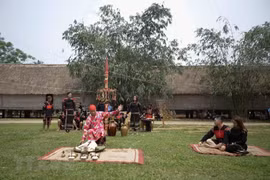 Tái hiện không gian lễ hội Cầu an của đồng bào Êđê. (Ảnh: Trọng Đạt/TTXVN) 