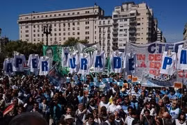 Biểu tình đòi tăng lương ở Argentina.