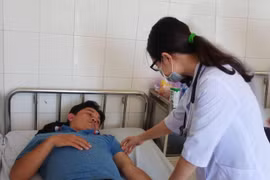 Thăm khám cho bệnh nhân bị sốt xuất huyết tại bệnh viện Lê Lợi, thành phố Vũng Tàu. (Ảnh: Hoàng Nhị/TTXVN)