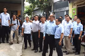 Bí thư Thành ủy Thành phố Hồ Chí Minh Nguyễn Thiện Nhân kiểm tra công trình xây dựng không phép tại phường Hiệp Bình Chánh, quận Thủ Đức. (Ảnh: Trần Xuân Tình/TTXVN)
