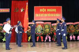 Trung tướng Hoàng Văn Đồng, Bí thư Đảng ủy, Chính ủy Cảnh sát biển Việt Nam trao Quân kỳ quyết thắng ra mắt Hải đoàn 42. (Ảnh : Huỳnh Thế Anh/TTXVN)