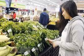 Siêu thị Big C gói sản phẩm nông sản bằng lá chuối tươi để hạn chế rác thải nhựa. (Ảnh: Mỹ Phương/TTXVN)