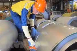 Công nhân nhà máy thép thuộc Công ty trách nhiệm hữu hạn NS BlueScope (Bà Rịa-Vũng Tàu) đang đóng gói thành phẩm thép mạ. (Nguồn: TTXVN)