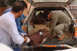 Chuyển nạn nhân bị thương trong vụ nổ bom tại một đền thờ Hồi giáo ở Jalalabad, Afghanistan, ngày 18/10. (Ảnh:THX/TTXVN)
