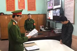 Đối tượng Mai Xuân Phúc, 31 tuổi, trú tại huyện Duy Xuyên, tỉnh Quảng Nam (áo đen). (Ảnh: Đinh Văn Nhiều/TTXVN)