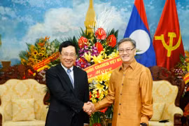 Đại sứ Lào tại Việt Nam Thongsavanh Phomvihane đón Phó Thủ tướng, Bộ trưởng Bộ Ngoại giao Phạm Bình Minh. (Ảnh: Lâm Khánh/TTXVN) 