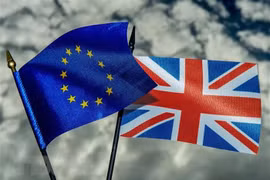 Quốc kỳ Anh (phải) và cờ EU. (Ảnh: AFP/ TTXVN)