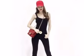 Phối áo sát nách và quần skinny theo công thức tuyền đen, Hồ Ngọc Hà dùng thắt lưng bản to.