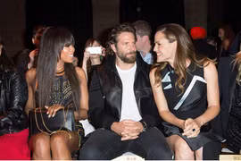 Bradley Cooper (ngồi giữa) là một trong số ít những sao nam tên tuổi xuất hiện tại Tuần lễ Thời trang Haute Couture mùa Thu Đông 2016 tại Paris năm nay. 