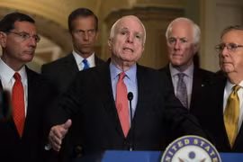 Các Thượng nghị sỹ Mỹ phát biểu trong cuộc họp báo ở thủ đô Washington ngày 24/5. (Nguồn: AFP/TTXVN) 
