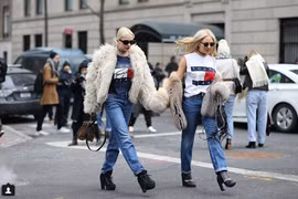 Hai cô nàng Caroline Vreeland (trái) và Shea Marie (phải) xuất hiện ấn tượng cùng nhau trong trang phục của Tommy Hilfiger