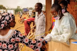 Nhân viên y tế Sierra Leone kiểm tra thân nhiệt của hành khách tại khu vực biên giới với Liberia ở Jendema. (Nguồn: AFP/TTXVN) 