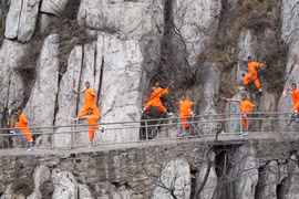 Khổ luyện trên vách núi cùng các cao thủ Thiếu Lâm