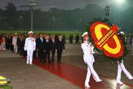 Các đồng chí lãnh đạo Đảng, Nhà nước và đại biểu dự Đại hội đại biểu toàn quốc lần thứ XII của Đảng đến đặt vòng hoa và vào Lăng viếng Chủ tịch Hồ Chí Minh.