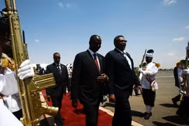 Phó Tổng thống Sudan Bakri Hassan Saleh (phải) và Phó Tổng thống Nam Sudan Taban Deng Gai (trái). (Nguồn: AFP/TTXVN)