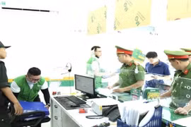 Công an kiểm tra một cơ sở kinh doanh dịch vụ cầm đồ thuộc Công ty cổ phần kinh doanh F88 trên địa bàn thành phố Biên Hòa. (Ảnh: TTXVN phát)