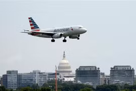 Máy bay của American Airlines chuẩn bị hạ cánh xuống sân bay quốc tế Ronald Reagan Washington ở Arlington, Virginia, Mỹ. (Ảnh: AFP/TTXVN)